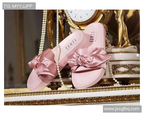 足球明星休闲时尚拖鞋造型展示引领潮流风向标